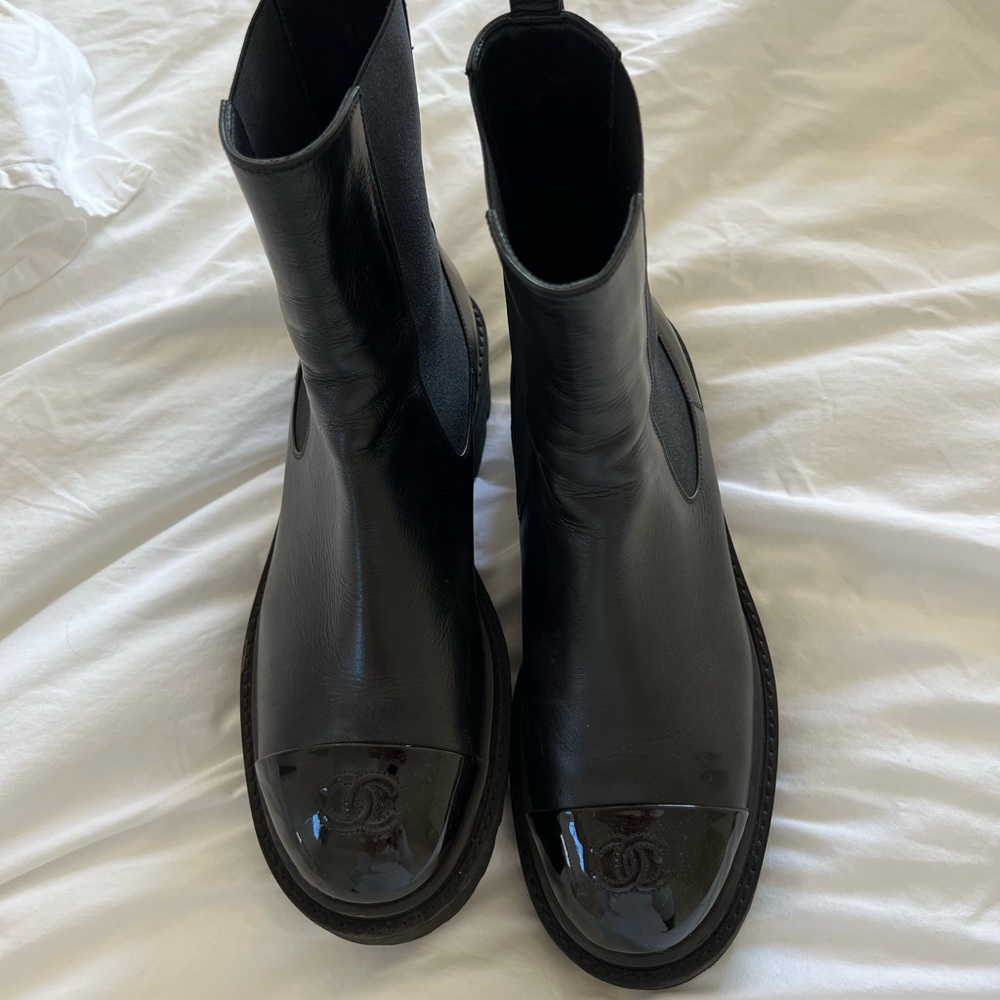 Iconic chanel lugg sole boots 2022-2023 FW size 40 excellent condition